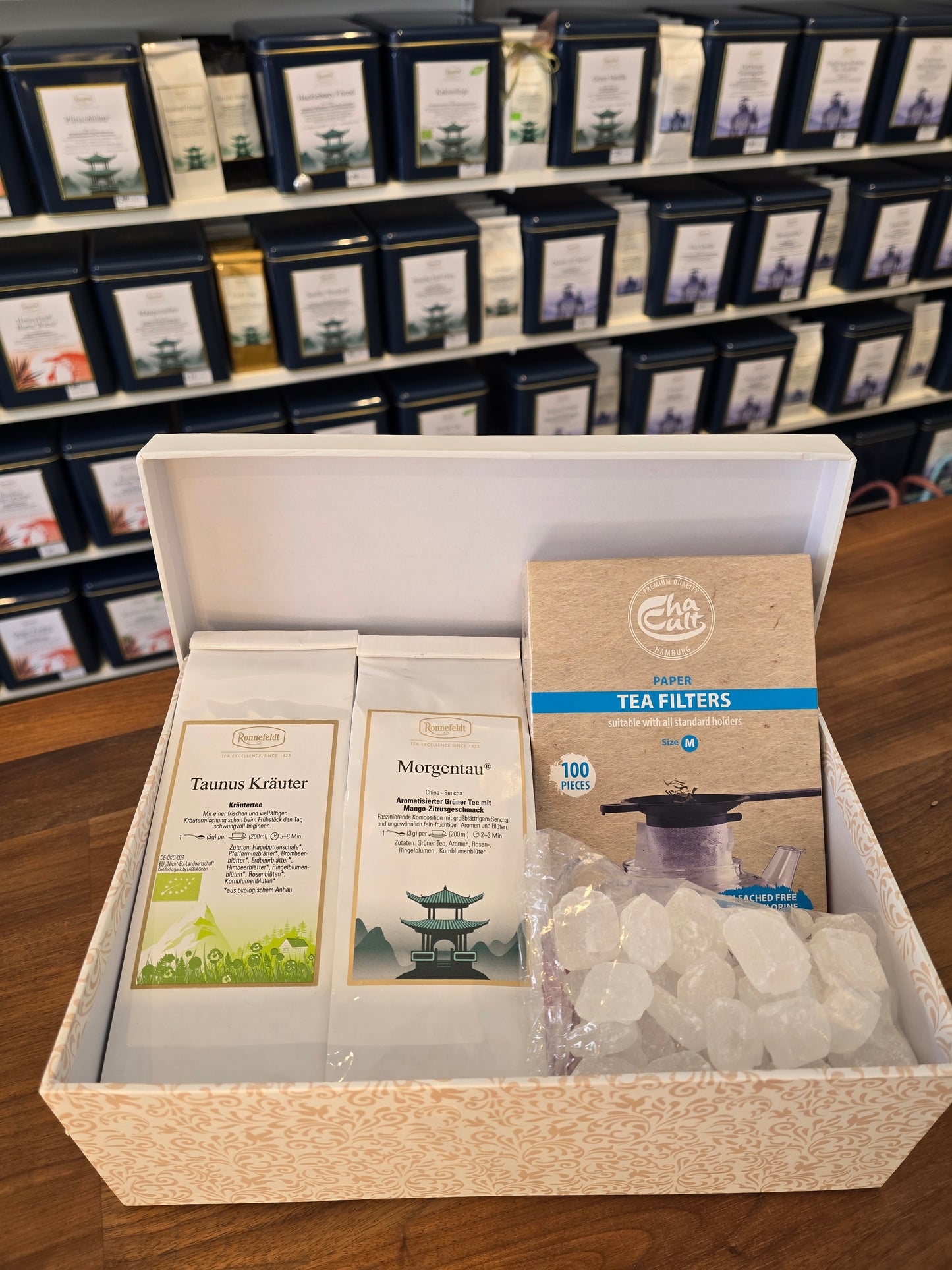 Tee-Geschenkbox mit Taunus Kräutertee, Morgentau, Teefiltern & Kandis – ideal zum Verschenken an Teeliebhaber