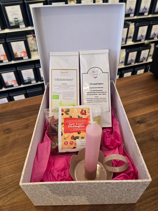 1. Tee-Geschenkbox "Mama" geöffnet – Inhalt sichtbar (Tees, Kerze, Gummibeeren)