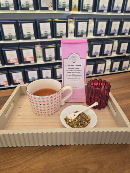 Teepräsente für achtsame Unternehmen, hochwertige ayurvedische Teemischung in rosa Design mit Tasse und Teelicht