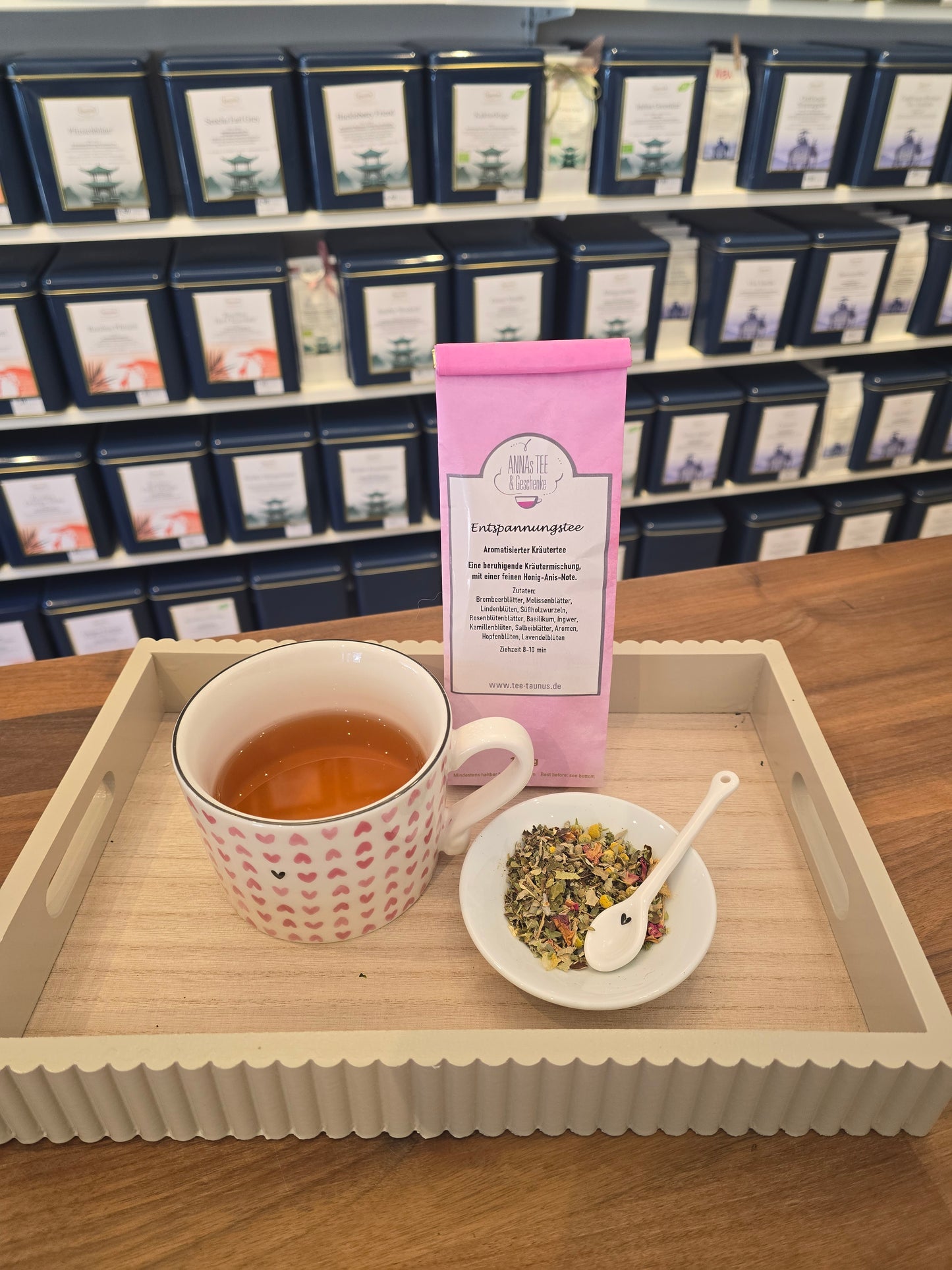 Ayurvedischer Entspannungstee im rosa Design – ideal als Geschenk für Yoga-Studios, Retreat-Teilnehmer:innen oder für mehr Achtsamkeit am Arbeitsplatz.