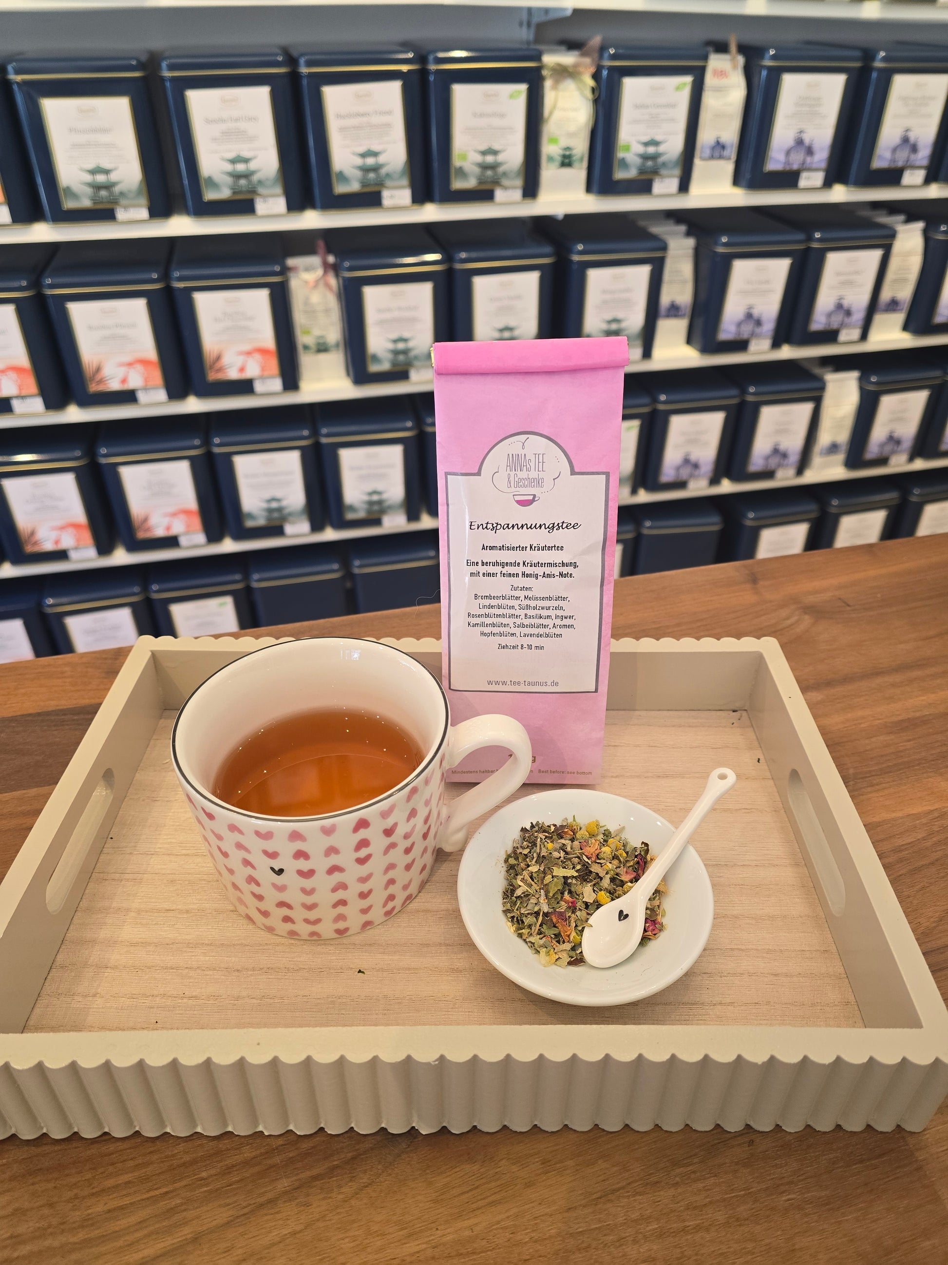 Ayurvedischer Entspannungstee im rosa Design – ideal als Geschenk für Yoga-Studios, Retreat-Teilnehmer:innen oder für mehr Achtsamkeit am Arbeitsplatz.