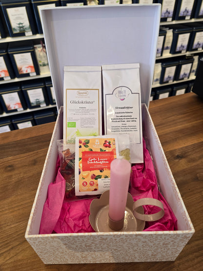 Tee-Geschenkbox "Mama" geöffnet – Inhalt sichtbar (Tees, Kerze, Gummibeeren) - Geschenk Nervennahrung fuer Muetter